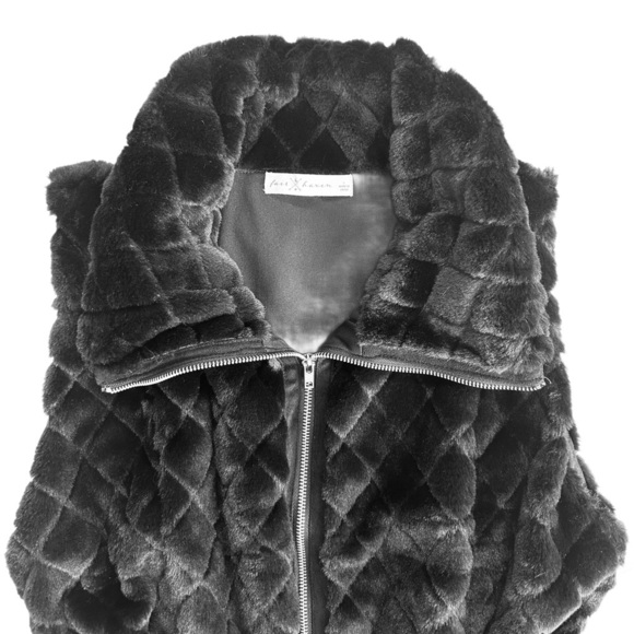 FAIR HAVEN ~ Black Quilted Faux Fur Vest with Pockets size L - Picture 5 of 8